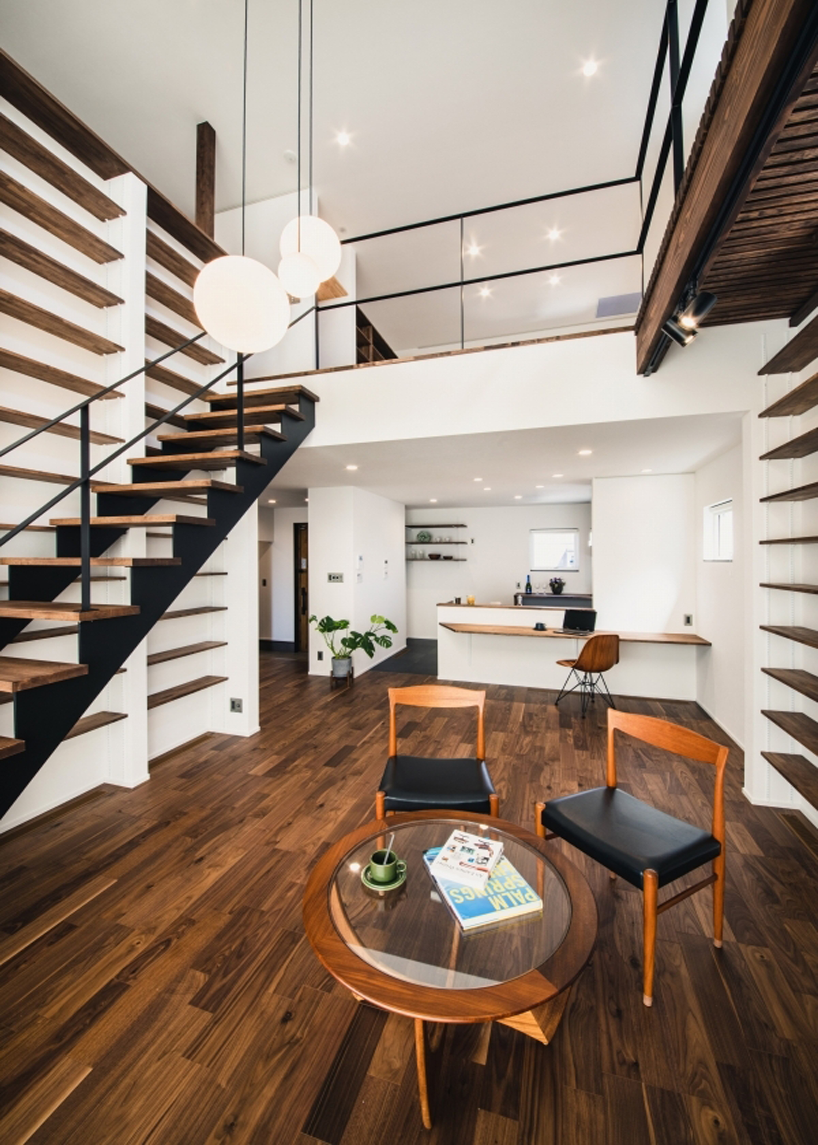 小幡建設【デザイン住宅、収納力、趣味】壁面の本棚に囲まれたリビング