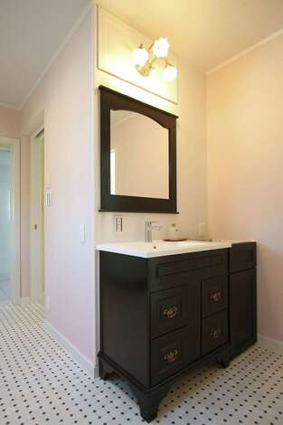 アンティーク調のおしゃれな洗面台。鏡とのバランスも秀逸