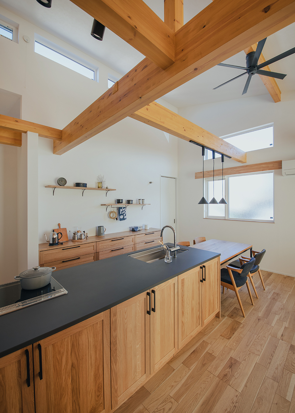 ainoa.life くらはし建築【省エネ、平屋、収納力】採光が難しい平屋も屋根の形にこだわることで採光を確保できる