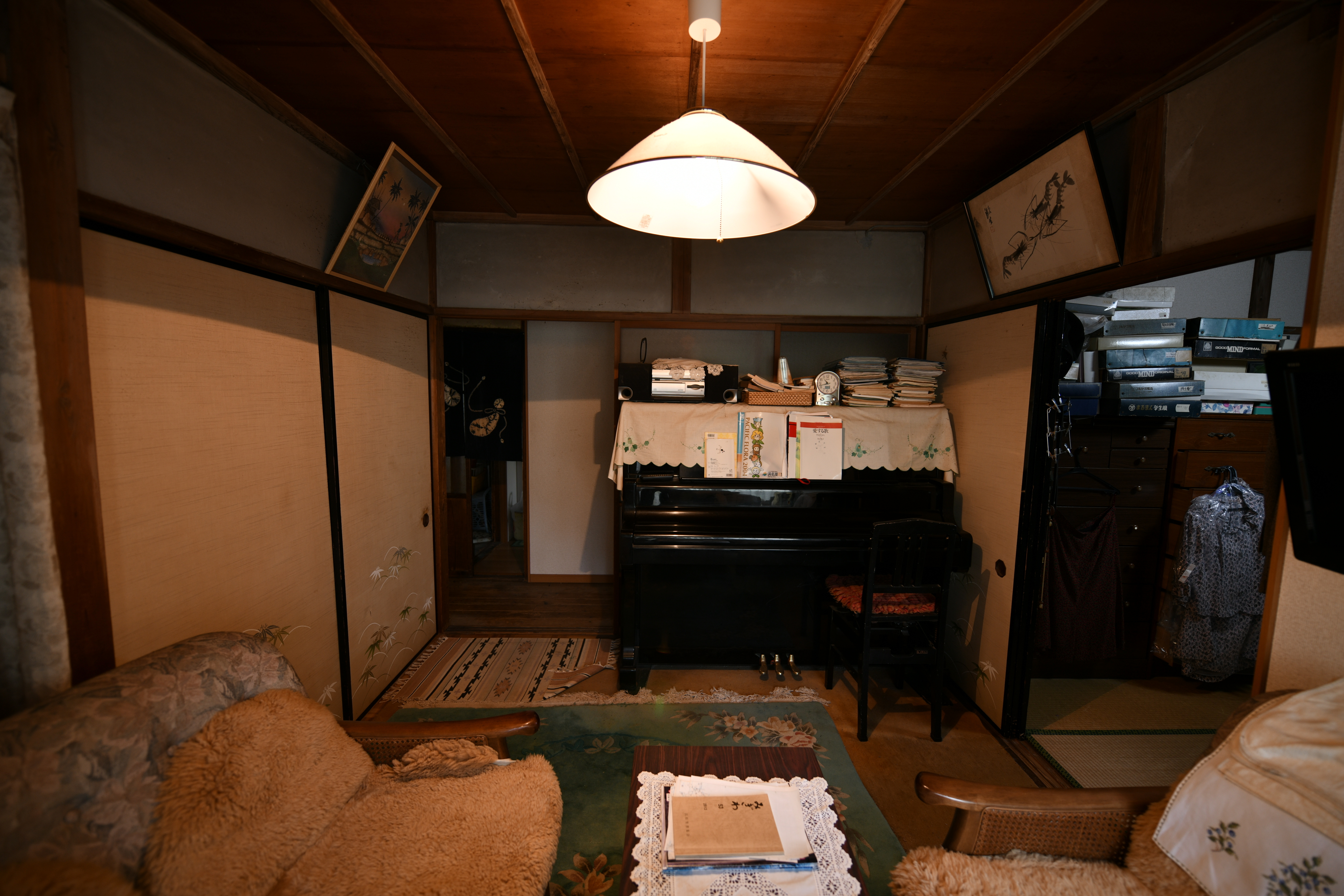 二間続きの和室にはピアノや応接セット、タンスなどが置かれ、手狭な状況だった。お祖母さまのピアノと段通の絨毯はリフォーム後の住まいでも使おうと決め、プランニングの際にそのためのスペースを用意してもらった。