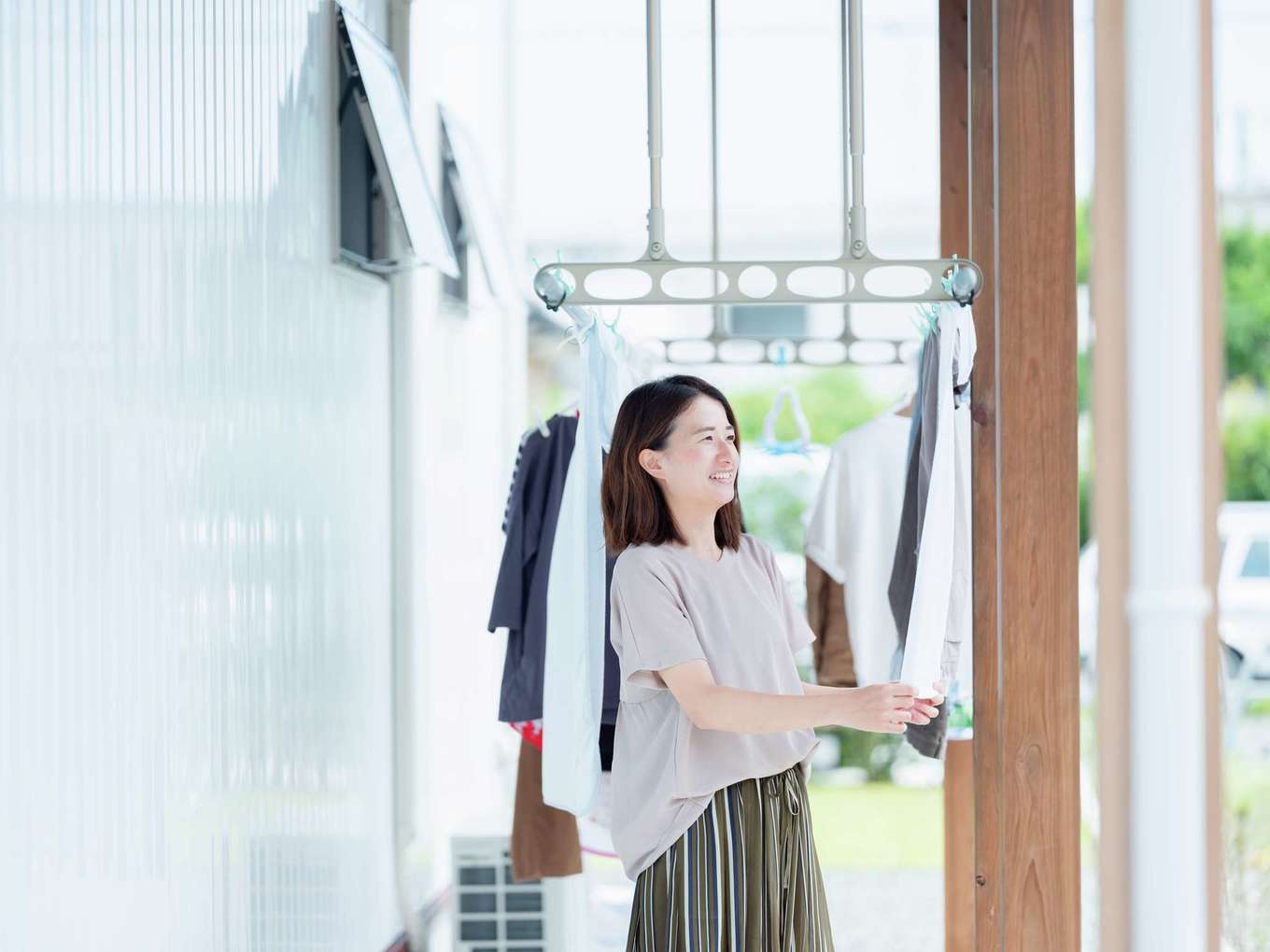 アクトホーム【自然素材、省エネ、間取り】玄関側から洗濯物が見えないよう配慮された物干しテラス。水回りをまとめた動線が家事ラクに貢献