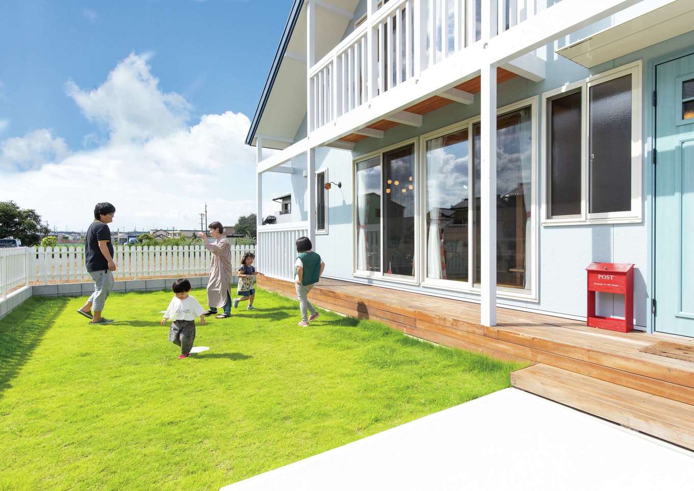 サイエンスホーム【子育て、自然素材、間取り】広い庭のある暮らしこそ、一戸建ての醍醐味。ウッドデッキと芝生の庭でBBQや子どもプールなど、おうち時間を存分に楽しめる。遊びに来る友人家族も毎回大喜びだ