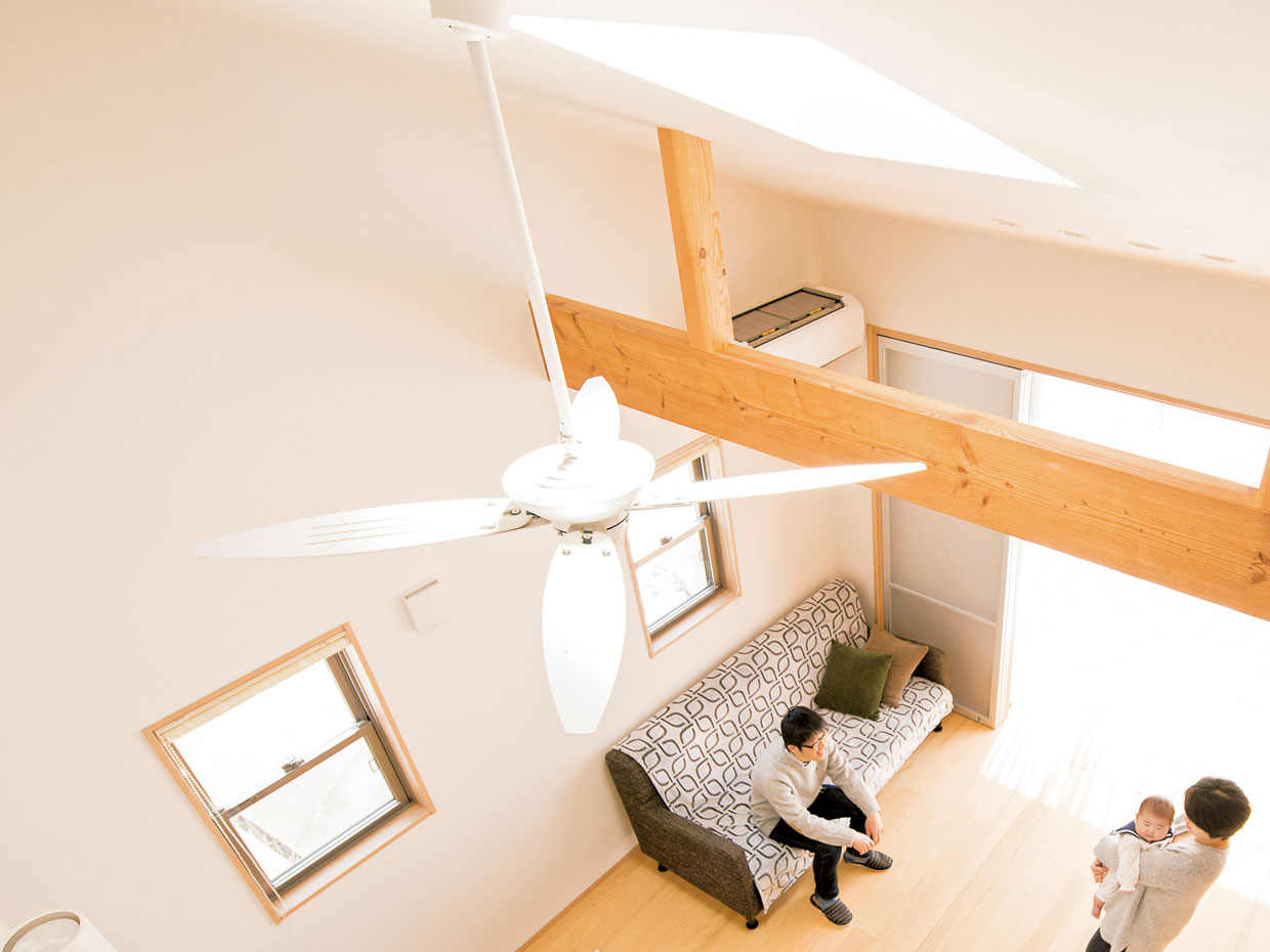 吹き抜けと天窓の相性は抜群
家族が集う開放感たっぷりのリビング