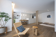 室内の雰囲気は、草木染の無垢床を使うことから考えたというSさん。草木染により一枚一枚表情が違う無垢床の魅力を引き立てるために白壁を合わせており、壁と床とをつなぐ部分にアルミ巾木を用いるなど、品の良さを感じるシンプルモダンな空間に仕上げている