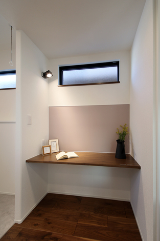 キッチン▶家事室▶ランドリー▶洗面室と回遊できる家事動線です。家事以外でもスタディコーナーとしてお子様が活用することもでき、壁のアクセントクロス部分はマグネット対応の為、お手紙などの掲示も可能です。