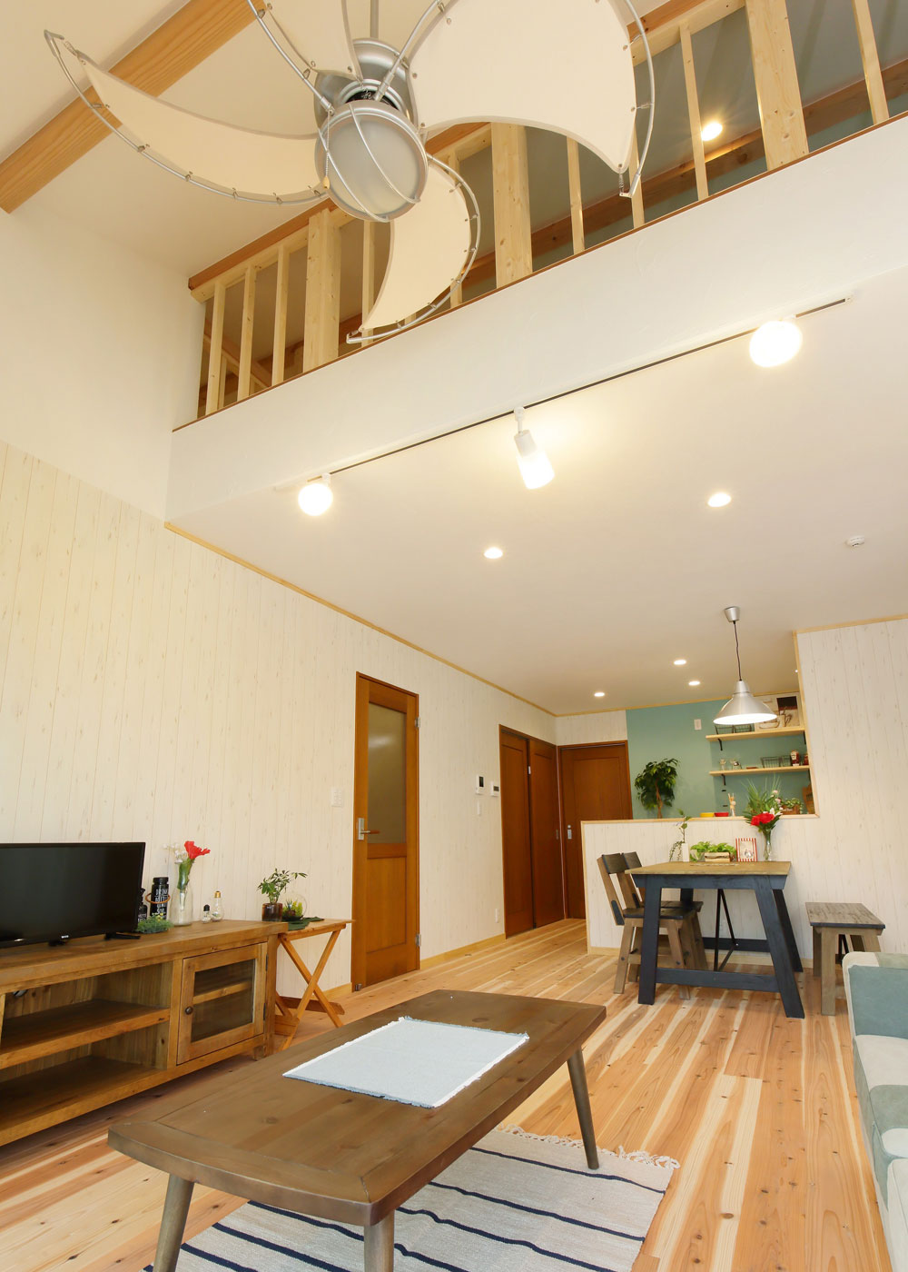 スヴァーリエヒュース／スマトチ／WOODBOX山梨【1000万円台、デザイン住宅、自然素材】無垢の床材が柔らかい雰囲気のLDK。勾配天井からは2階のファミリースペースにつながる