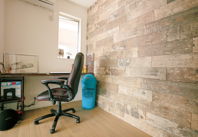 ガレージに隣接した3畳の書斎。シャビーなデザインの壁はタイル。ここで趣味のピンストライプを楽しむのが至福の時間