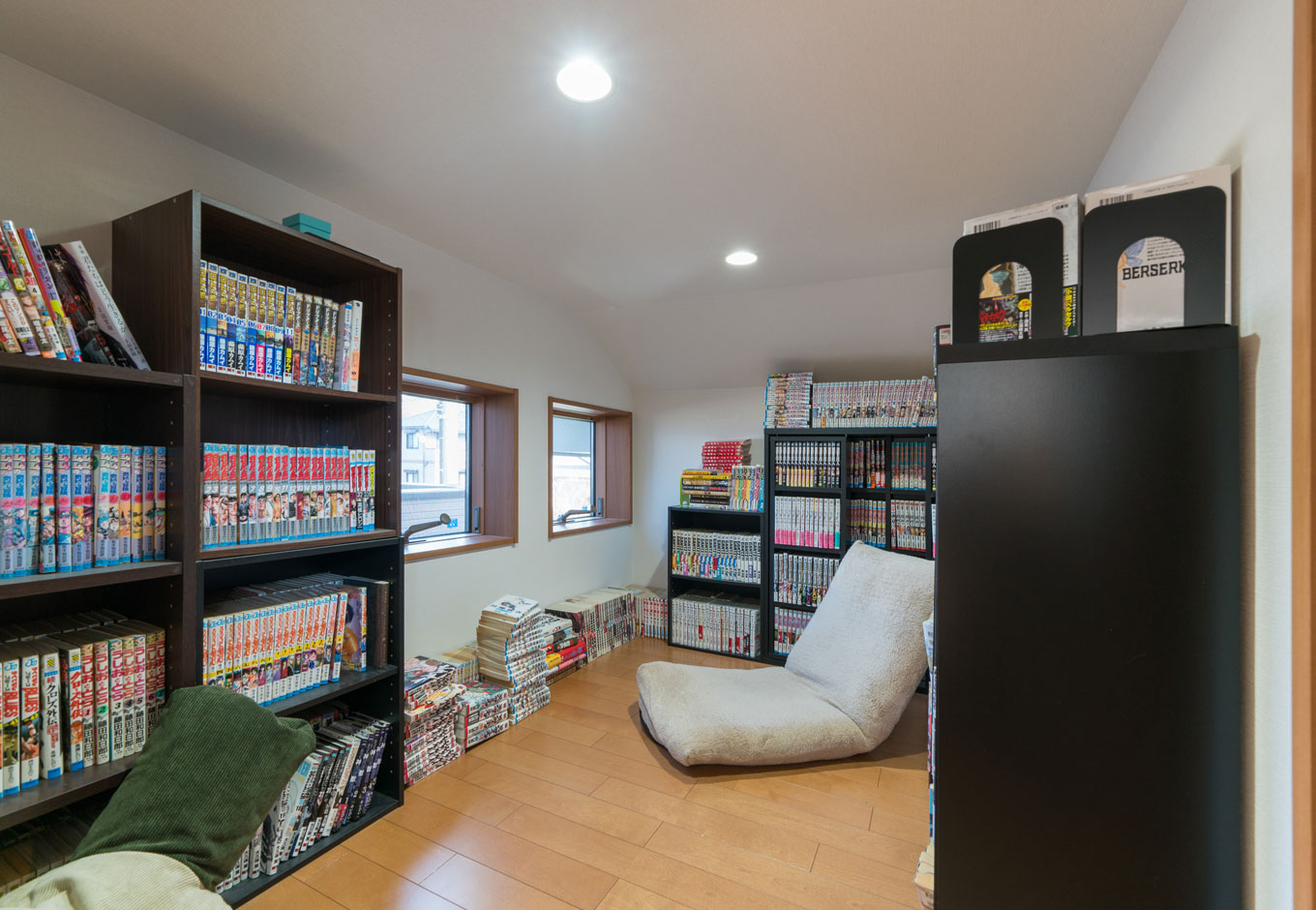 アエラホーム【趣味、夫婦で暮らす、ペット】ご主人が漫画を読むための小屋裏スペース。天井が低いので、とても落ち着くそう