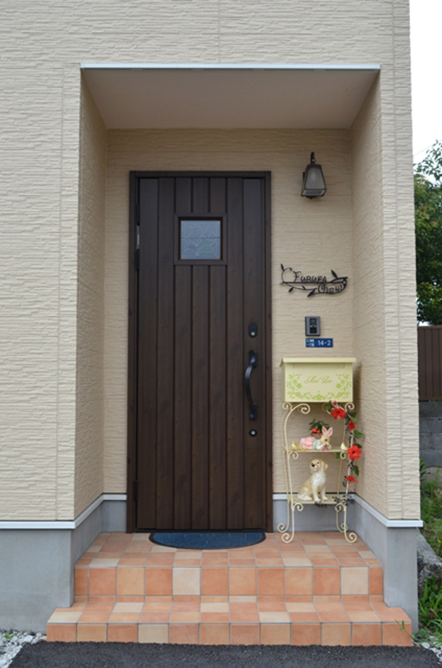 建築システム（狭小住宅専門店）【1000万円台、二世帯住宅、狭小住宅】玄関アプローチは濃いめのウッディなドアとアンティーク風照明を選んでカントリー風に