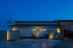 白い壁に植栽の陰影が映えるよう設計。
暗くても足元や建物が照らされるような照明計画に仕上げた。