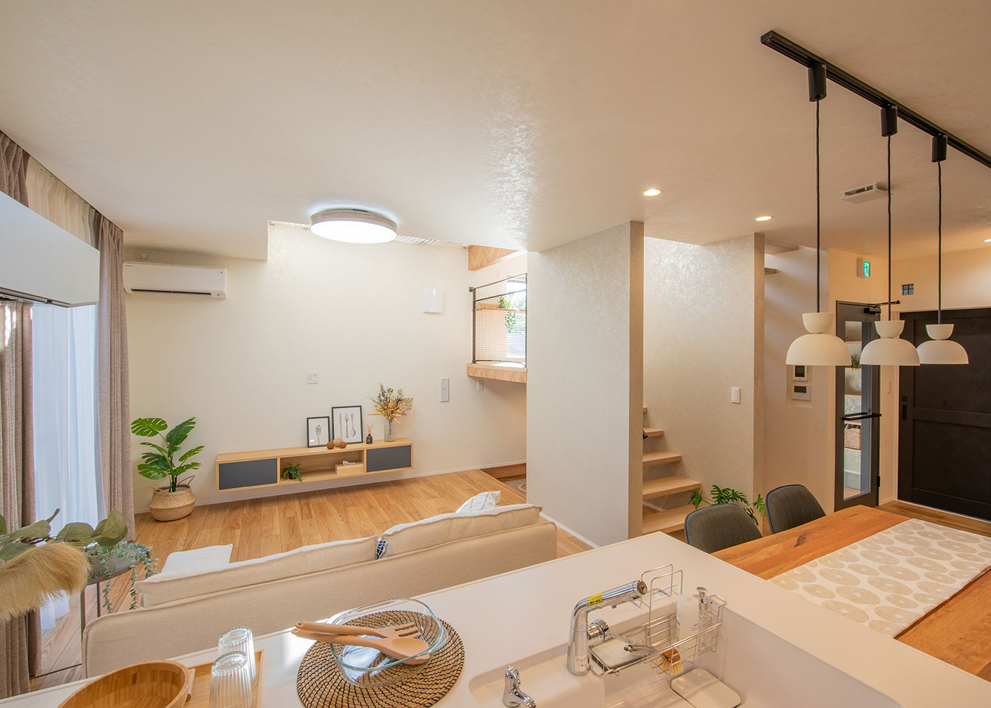 小野田産業～designers house project～【静岡市清水区青葉町6ｰ18・モデルハウス】キッチンに立つとリビングから階段、玄関へつながるドアまで広く見渡せる