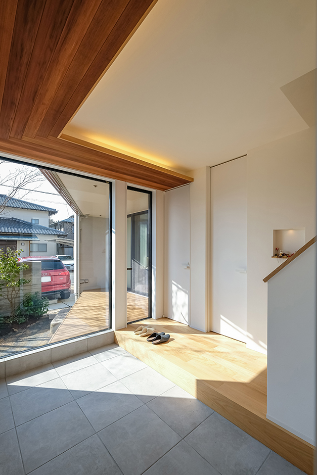 金子工務店/めぐみ不動産【デザイン住宅、子育て、建築家】玄関ホールの広い土間は、見学した建築士の自宅を参考に。デッキに面した大きな窓も家族のお気に入り