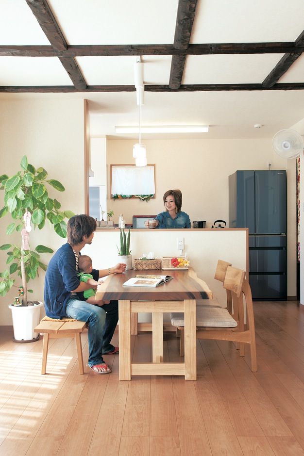 未来創建【デザイン住宅、輸入住宅、省エネ】家全体のテーマは「ハワイアンリゾート」。19畳ほどあるLDKは木と白と梁で構成され、開放感と清潔感のある空間となった。対面キッチンで、会話も弾む