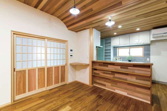 木の温もりに包まれたＬＤＫ。床は無垢チーク材