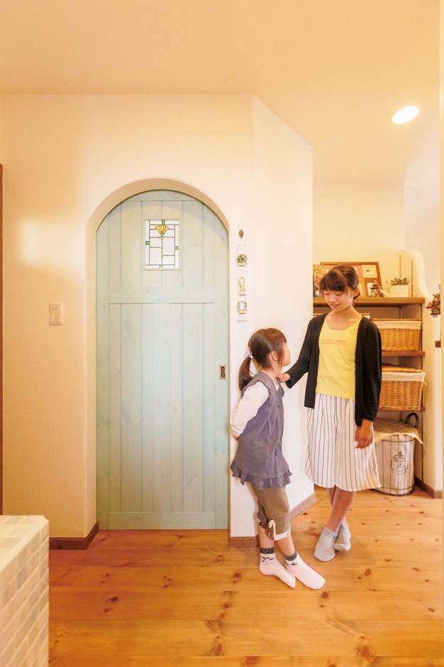 富士ホームズデザイン【デザイン住宅、子育て、間取り】ステンドグラスをはめ込んだオリジナルドア。壁を曲線にしてアールに見せる技ありデザイン