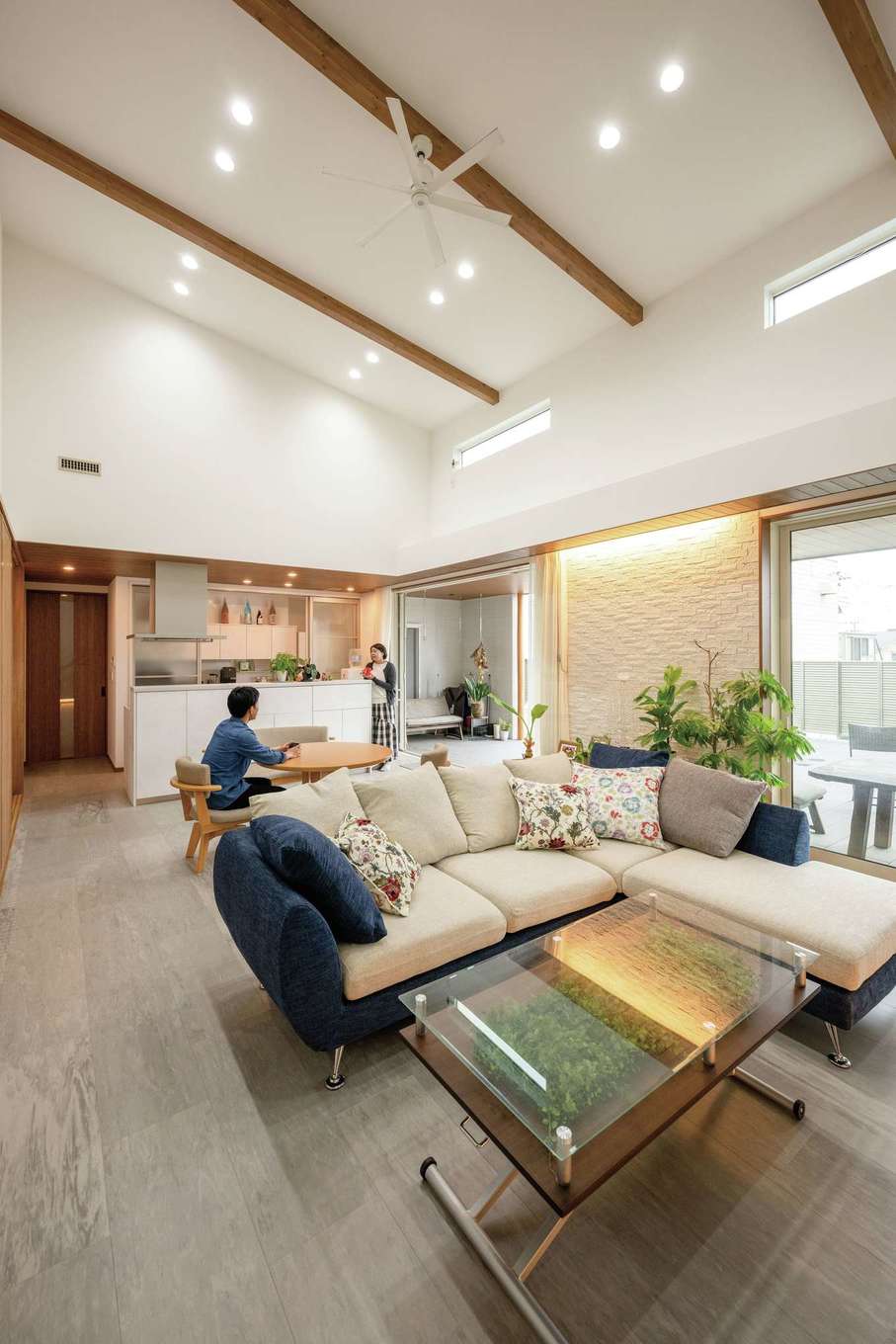 irohaco（アヴァンス）【デザイン住宅、高級住宅、間取り】吹抜けの大空間と庭とのつながりが心地いい親世帯のLDKは25.2畳。全館空調システムで、どの空間も温度差がなく快適だ。キッチンはアイランド型を採用