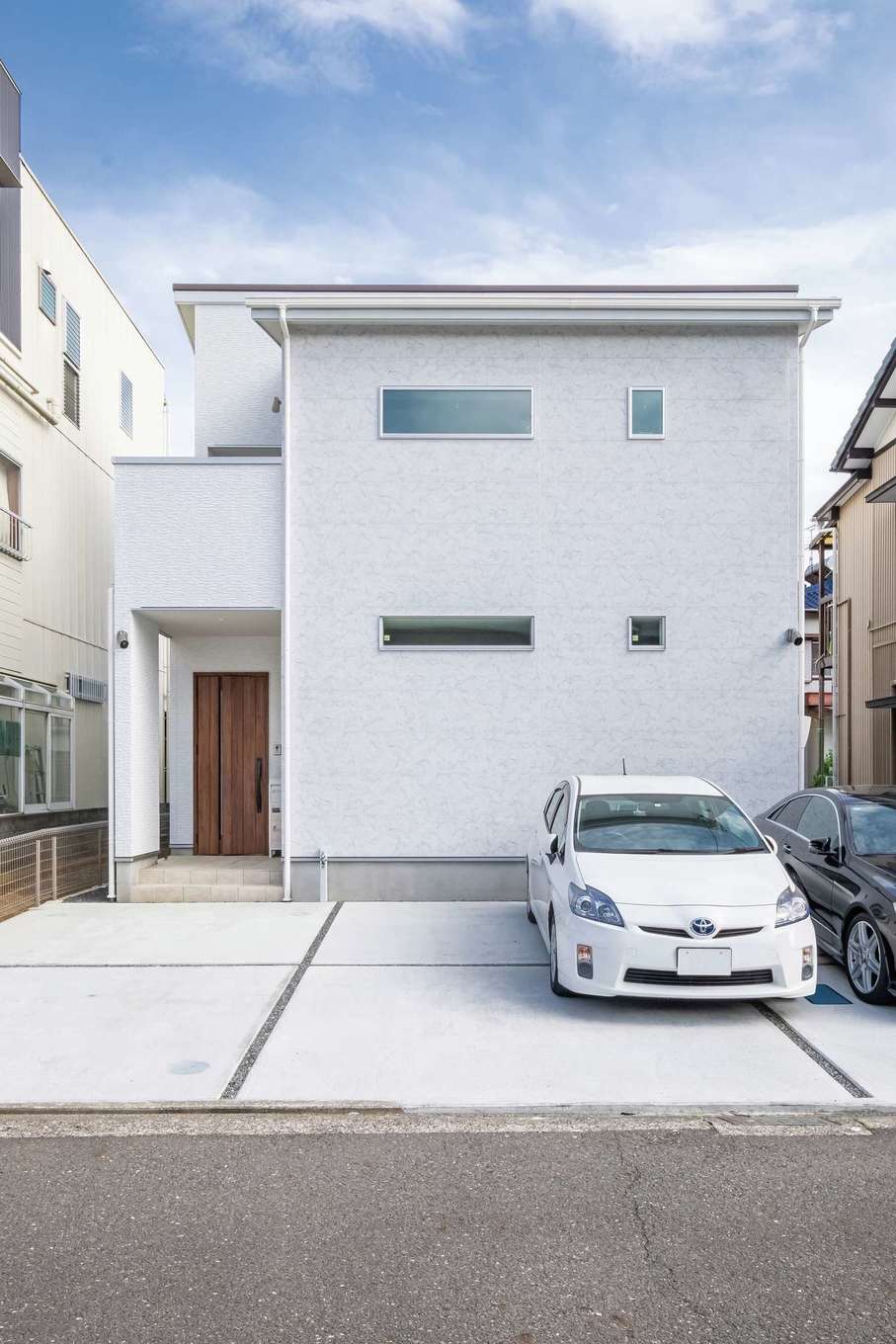 三和建設【子育て、収納力、間取り】2種類の白系サイディングを組み合わせた外観。マーブル調の方は発売されたばかりの新色だったため、現場監督自ら、使用されている他の現場へ出向いて確認してくれたのだとか
