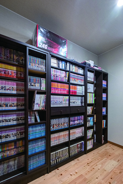 2階にはたくさんの本を収納する家族共有の書庫を設けた