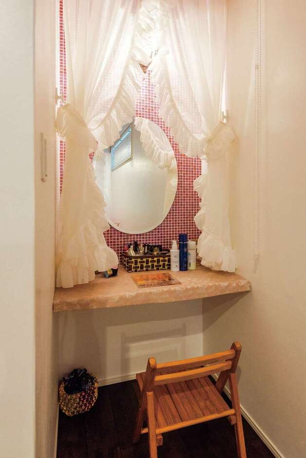 美容師の長女の部屋に造作したドレッサー。ピンク色のモザイクタイルを貼って華やかに