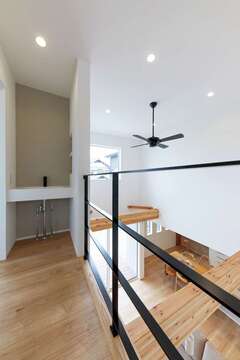 職人仕立てのアイアンの手すりが大らかな空間のアクセントに
