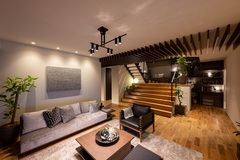 伸びやかに広がる柱のない大空間に吹き抜けとスキップフロアが加わり、ファミリースイートならではの居心地の良さを演出します。天井の木質ルーバーは玄関からキッチンへもつながっており、空間の広さをより感じられます。