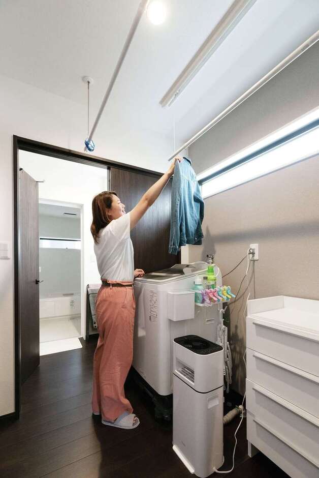 洗面脱衣室の隣に設けた洗濯室。洗って干して乾いたら収納でき、家事楽に貢献