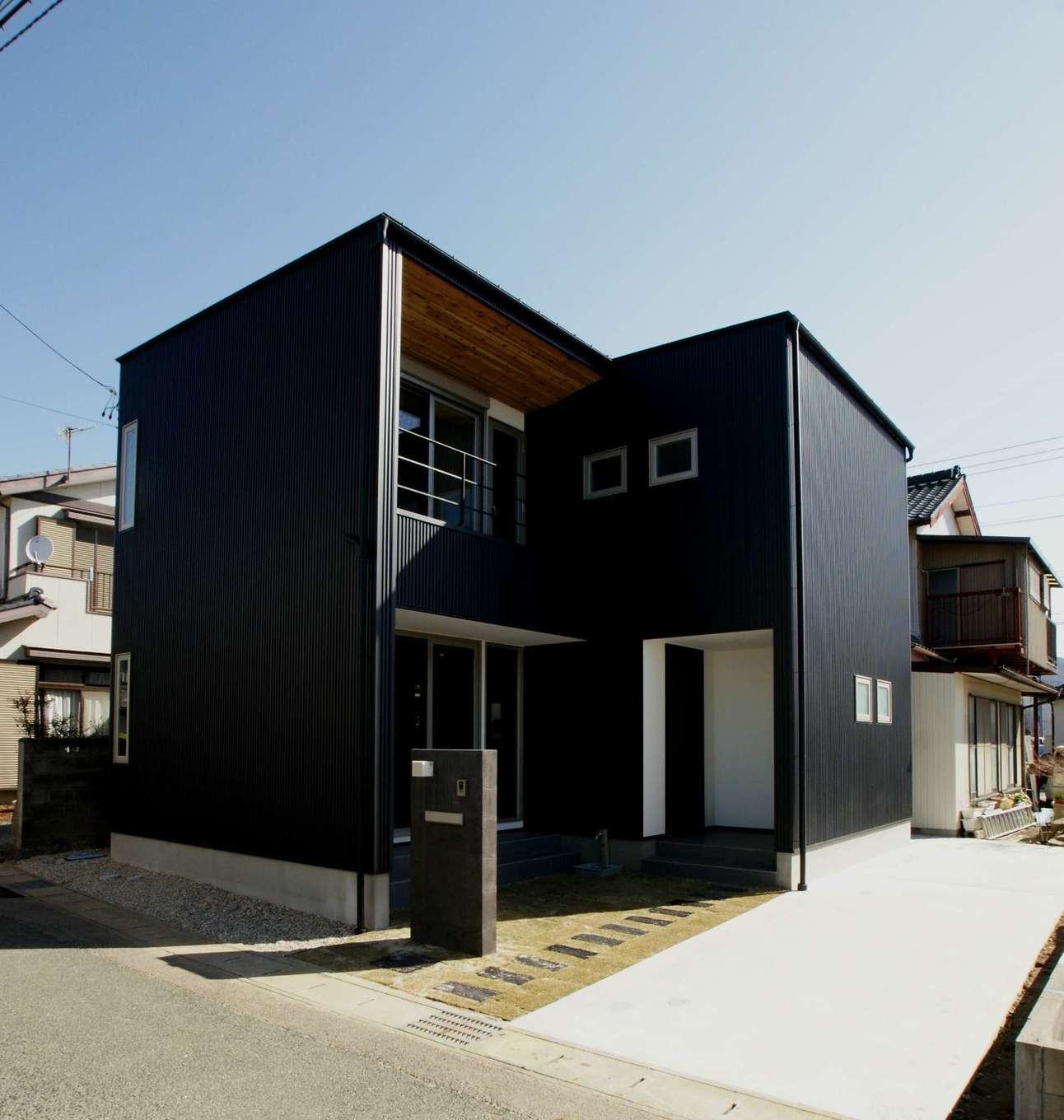 RIKYU 一級建築士事務所【デザイン住宅、狭小住宅、建築家】限られた敷地を上手に活かして、光と風を最大限に取り込むH邸。ブラックのガルバリウムが青空に映えるスタイリッシュな外観も素敵。洗濯物が雨に濡れにくいインナーバルコニーは共働き夫婦のマストアイテム