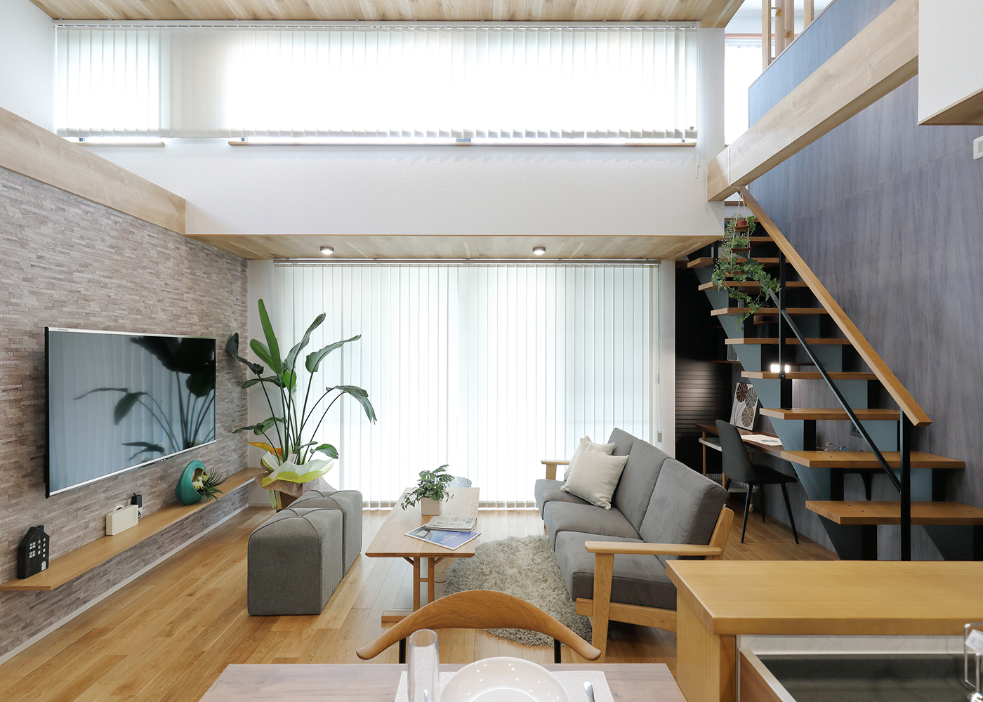 丸昇彦坂建設【デザイン住宅、省エネ、間取り】高天井の効果で、実際のスケール以上に広く見えるのがポイント。熱交換換気システムの導入でオープンな造りでも室内の温度差を抑えて快適に暮らせる
