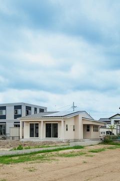 カバードポーチが印象的な大屋根の平屋住宅
デザインは、西海岸沿いにありあそうなさわやかでおしゃれな感じ
カリフォルニアスタイルのよう