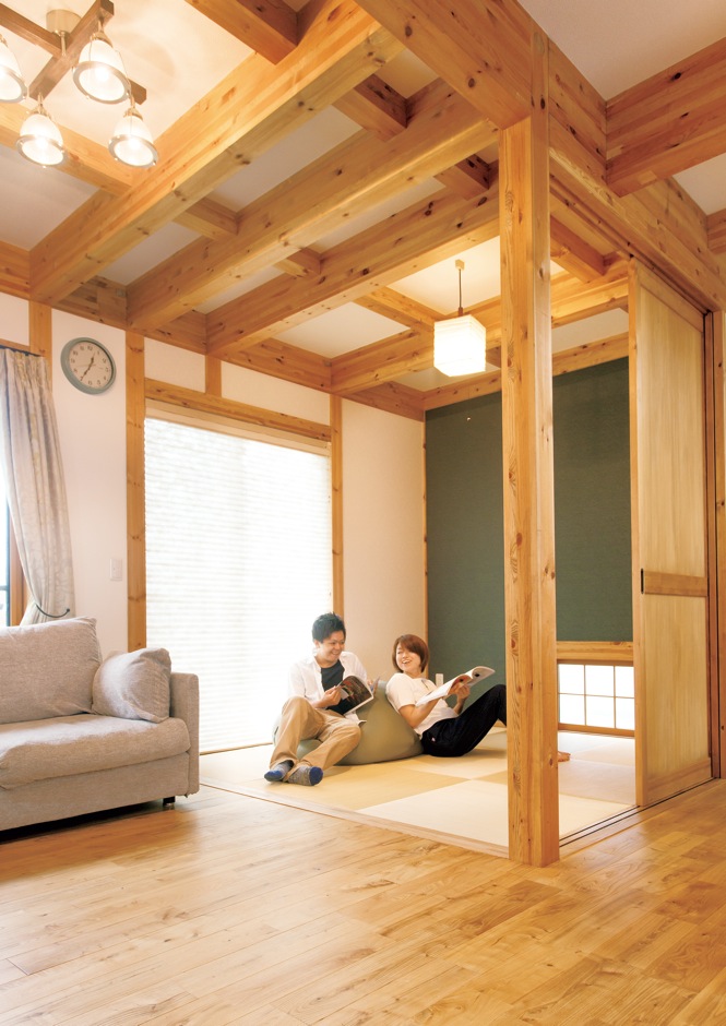 サイエンスホーム【趣味、省エネ、間取り】リビング内にある和室コーナーは、キッチンとの間に扉があり、個室感覚でゆったり過ごすこともできる