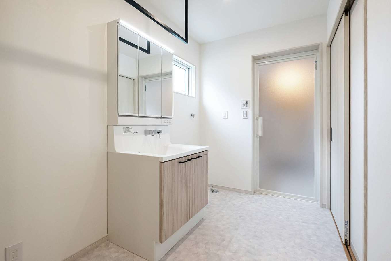 アフターホーム【省エネ、間取り、ペット】家族用の玄関になるシューズクロークから直行できるランドリールーム兼洗面脱衣所。キッチンへと抜けられる回遊動線も兼ねていて、買い物帰りやリビングに来客がいる時に便利