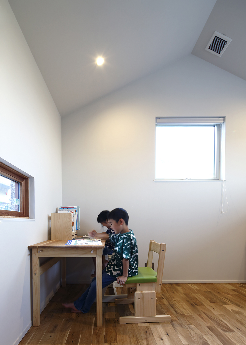 丸昇彦坂建設【デザイン住宅、自然素材、建築家】日の光が温かく差し込む子ども部屋。穏やかな心を育み、家と共に成長する