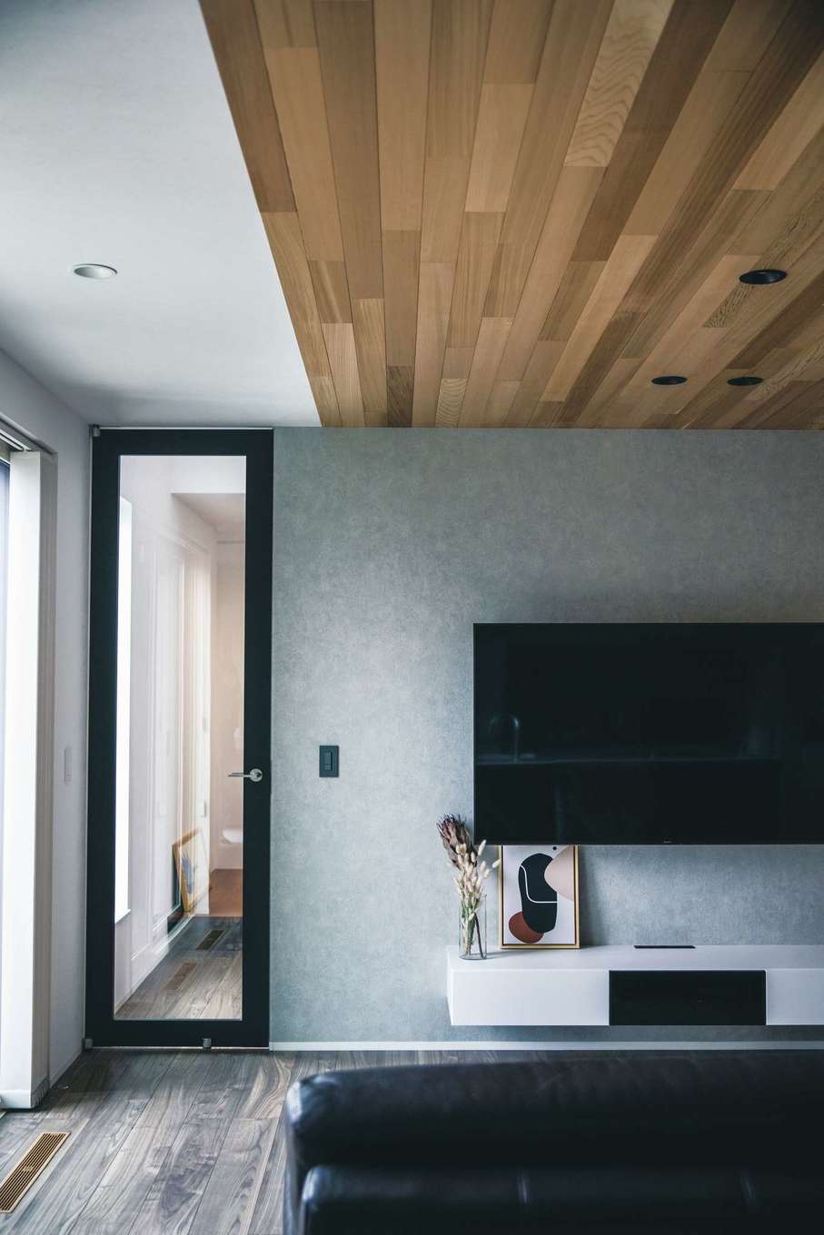 コットンハウス【デザイン住宅、省エネ、間取り】レッドシダー張りの天井でさりげなくゾーニングしたリビング