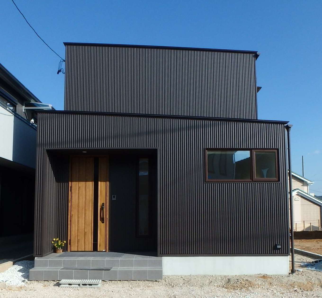 RIKYU 一級建築士事務所【間取り、建築家、インテリア】43坪の敷地に建てた30坪のO邸。シンプルでスタイリッシュなフォルム、黒いガルバリウム鋼板の外壁が青空にくっきりと映える
