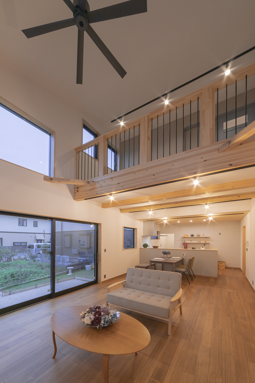 REIWA HOUSE（令和ハウス）｜無垢床、梁、ロフトの柵と、Hさん夫妻の好きな木をふんだんに使用。
窓枠までこだわってお二人の思い通りの仕上がりに。