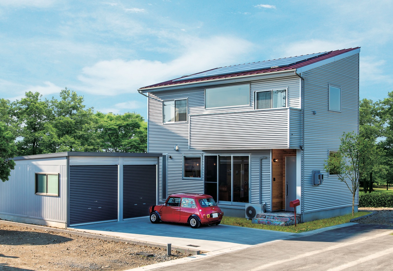 ホームプラザ大東【デザイン住宅、趣味、インテリア】イメージは世田谷ベース。愛車とポストの赤がシルバーの外壁に映える