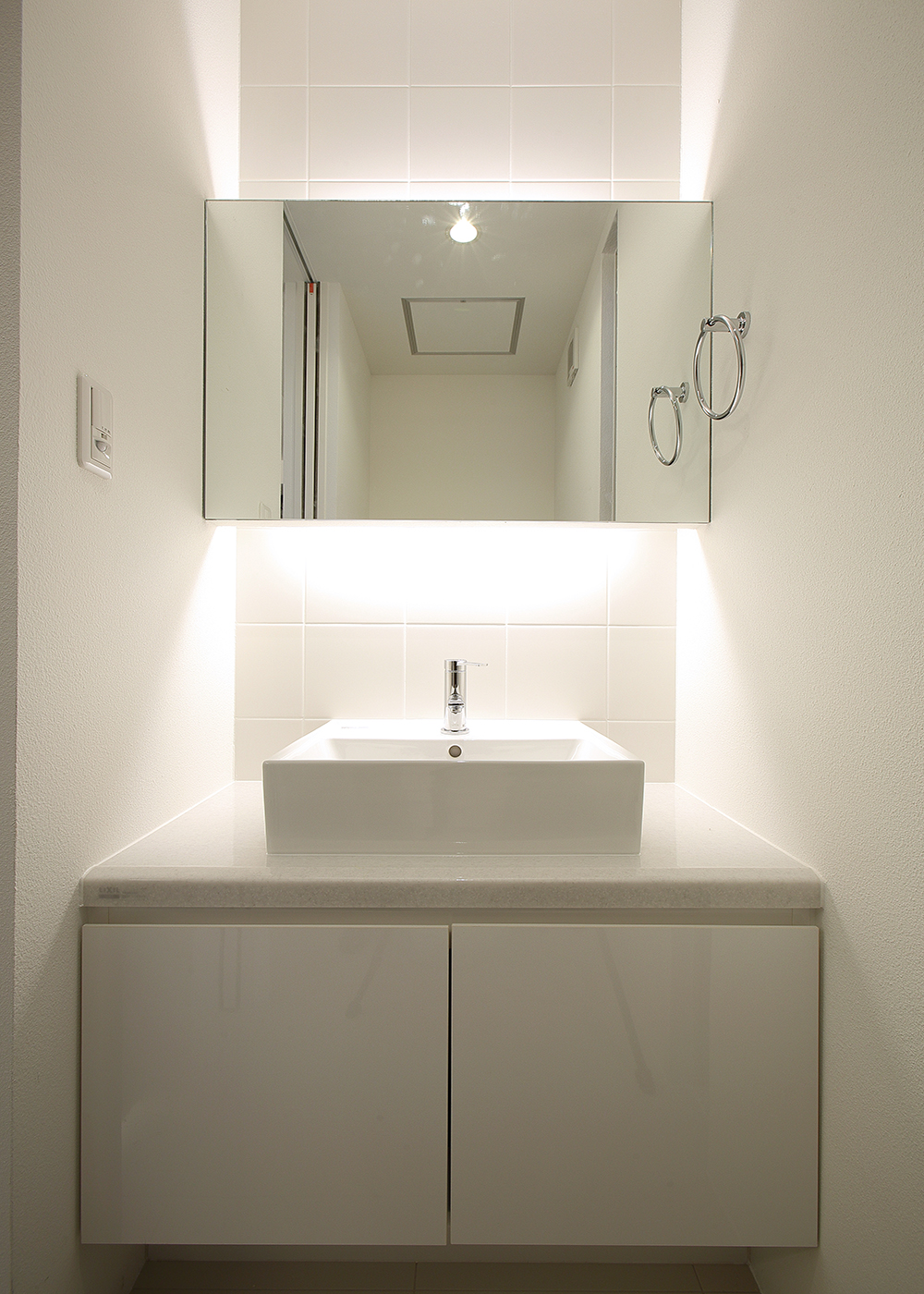 丸昇彦坂建設【デザイン住宅、間取り、ガレージ】照明の取り入れ方がオシャレな洗面室。石調のカウンターは手入れをしやすく、デザイン性も優れている