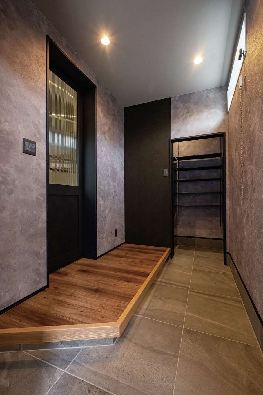 TOZAKI HOME 戸﨑建設　【デザイン住宅、間取り、インテリア】玄関奥に1畳のシューズクロークを設置。内部の壁に臭いと湿気を吸収する炭が埋め込まれている