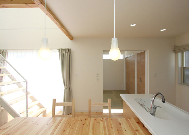 ウッドデッキとLDKは屋内外を緩やかに繋ぐ