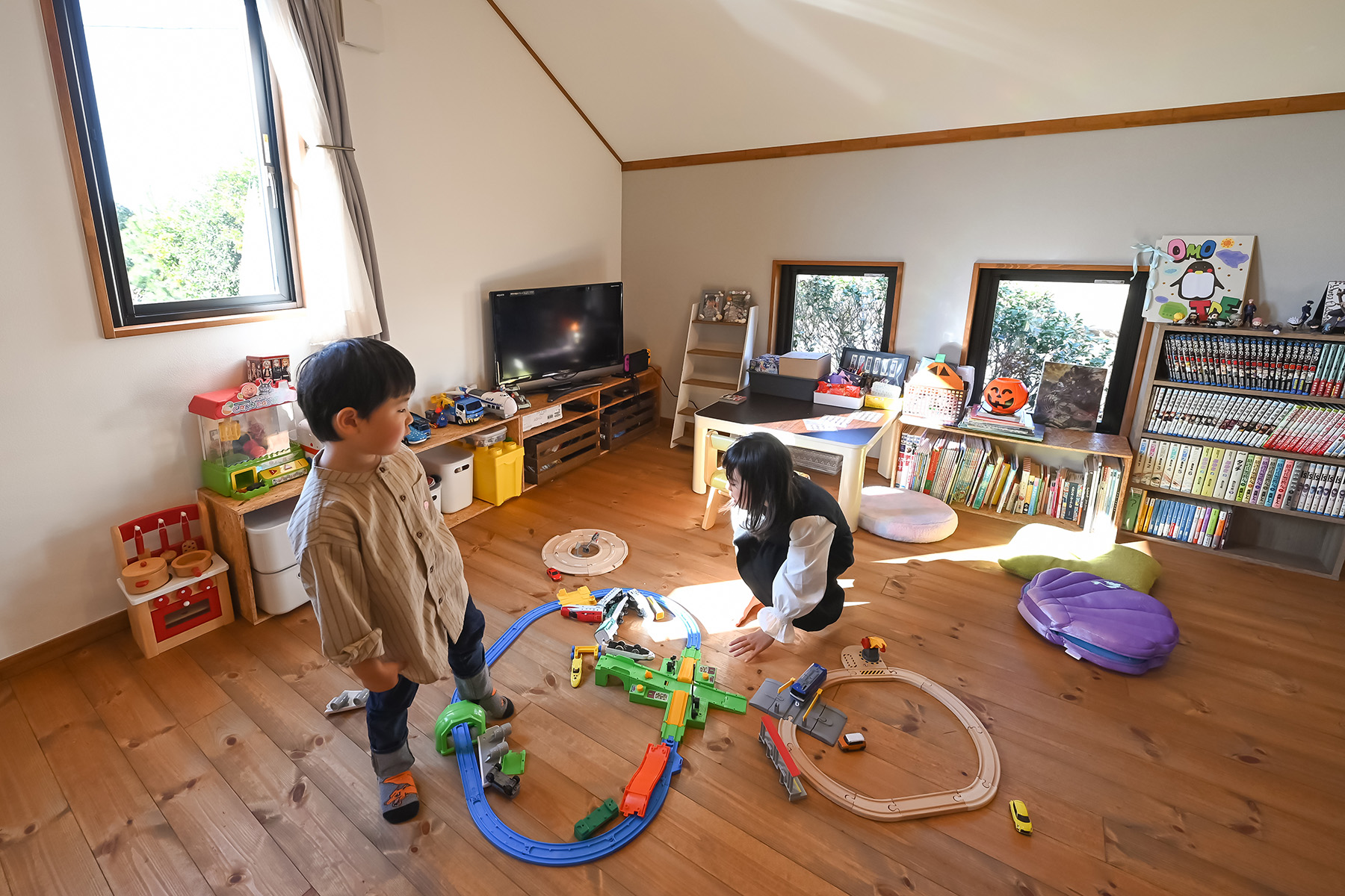 ネクストハウスデザイン｜明るい光が差し込む子ども部屋は、遊び心が詰まった空間。子どもたちが自由に遊べるように工夫され、木製の床が優しい印象を与えている。