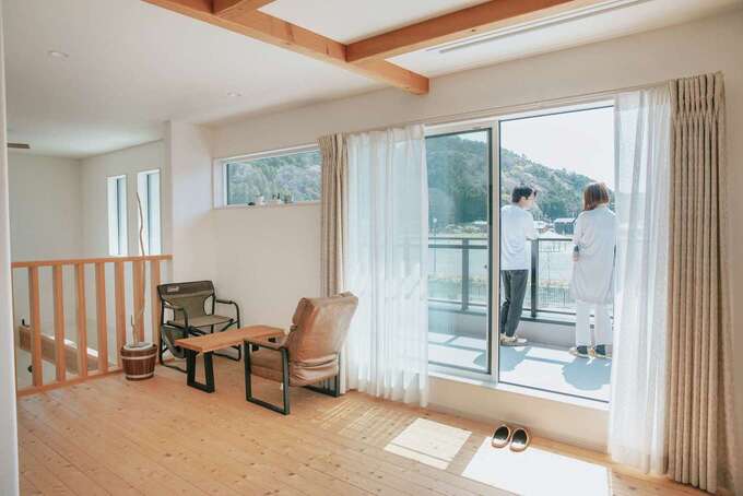 子育て安心住宅 Design Craft Office｜吹抜けに面して設けたセカンドリビングは明るく開放的なくつろぎ空間。広いベランダからは天竜の美しい山景色を堪能できる