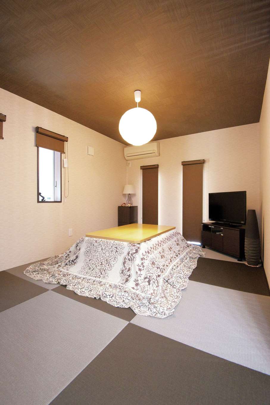 アフターホーム【1000万円台、デザイン住宅、ペット】リビングの隣に設えた洋風の和室。ごろりと横になったり、こたつで暖を取ったり、ほっこりとくつろげる