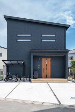 ネイビーの外壁が映える外観。6kWのソーラーパネルを搭載