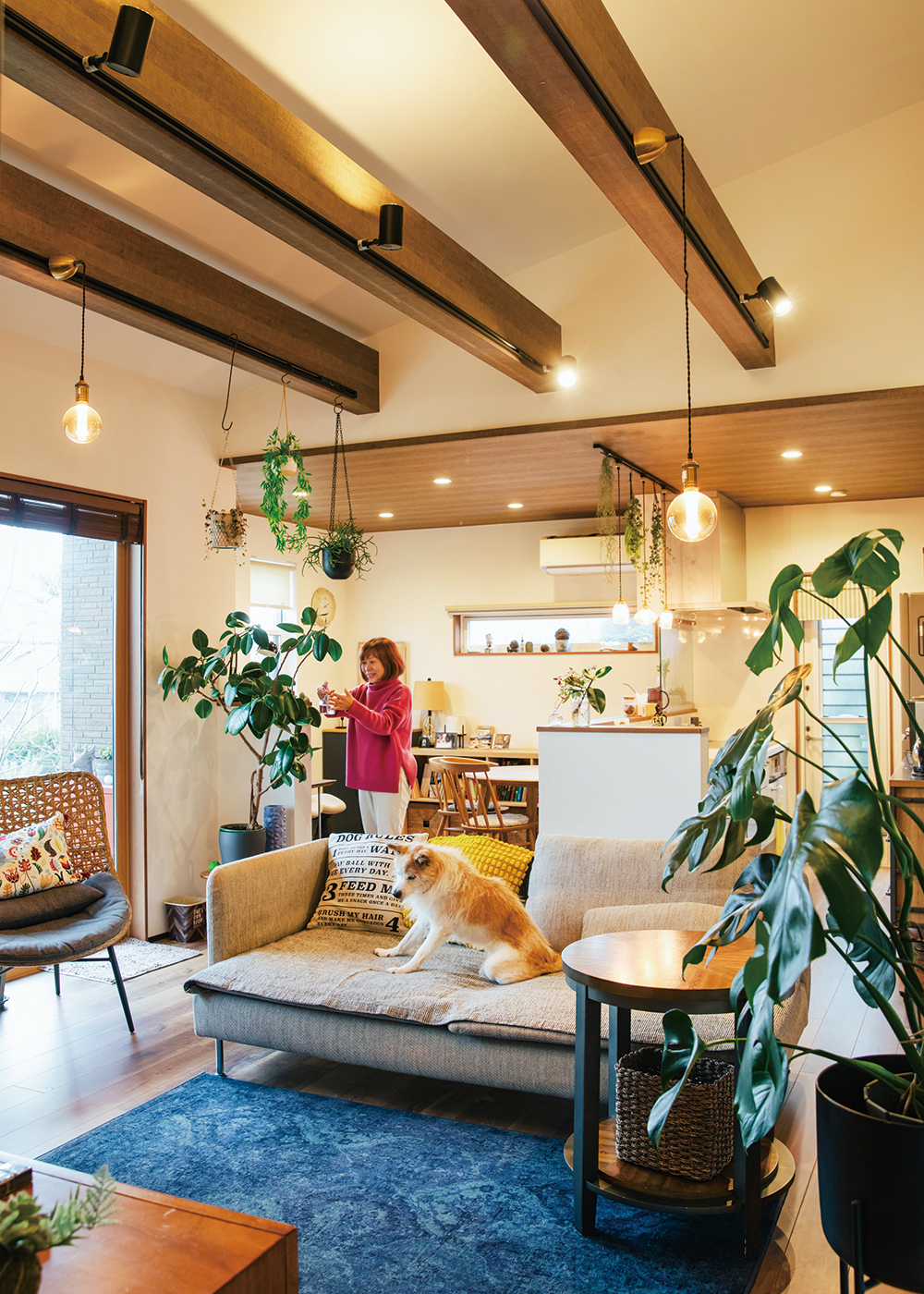 吉川住建【間取り、平屋、鉄骨鉄筋コンクリート構造】勾配天井と高さ2.2mの大きな窓が印象的な約20畳のLDK。断熱性に優れ、結露しにくい樹脂サッシもポイント