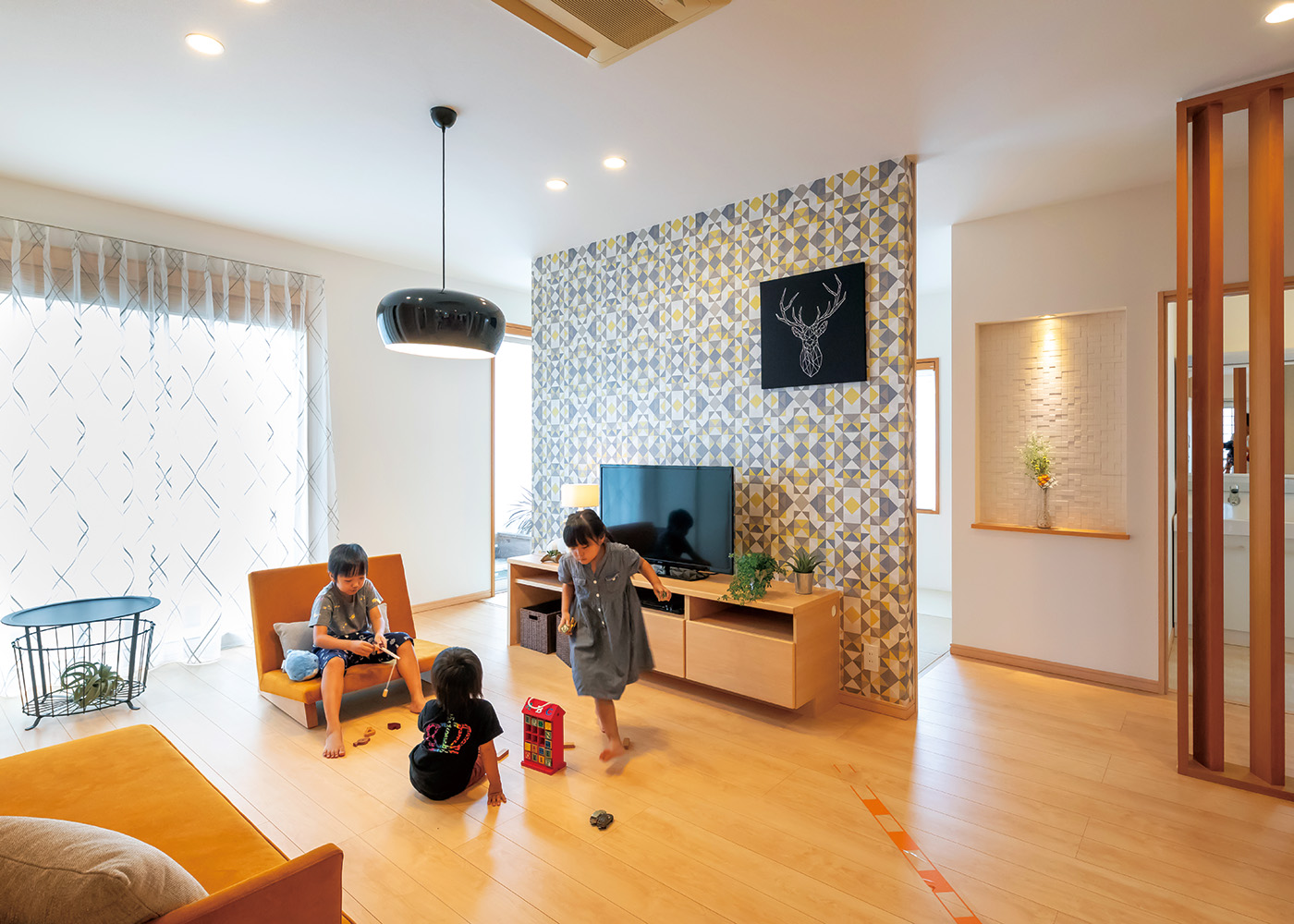 エフエフ住宅【掛川市細田293・モデルハウス】北欧インテリアを思わせるコーディネートも見どころ。TVボードがある壁の後ろには、和室を用意