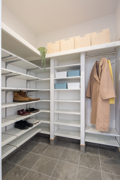 大容量のシューズクローゼット。
靴の収納だけでなく、アウターを掛けられるハンガーポールも設置しました。