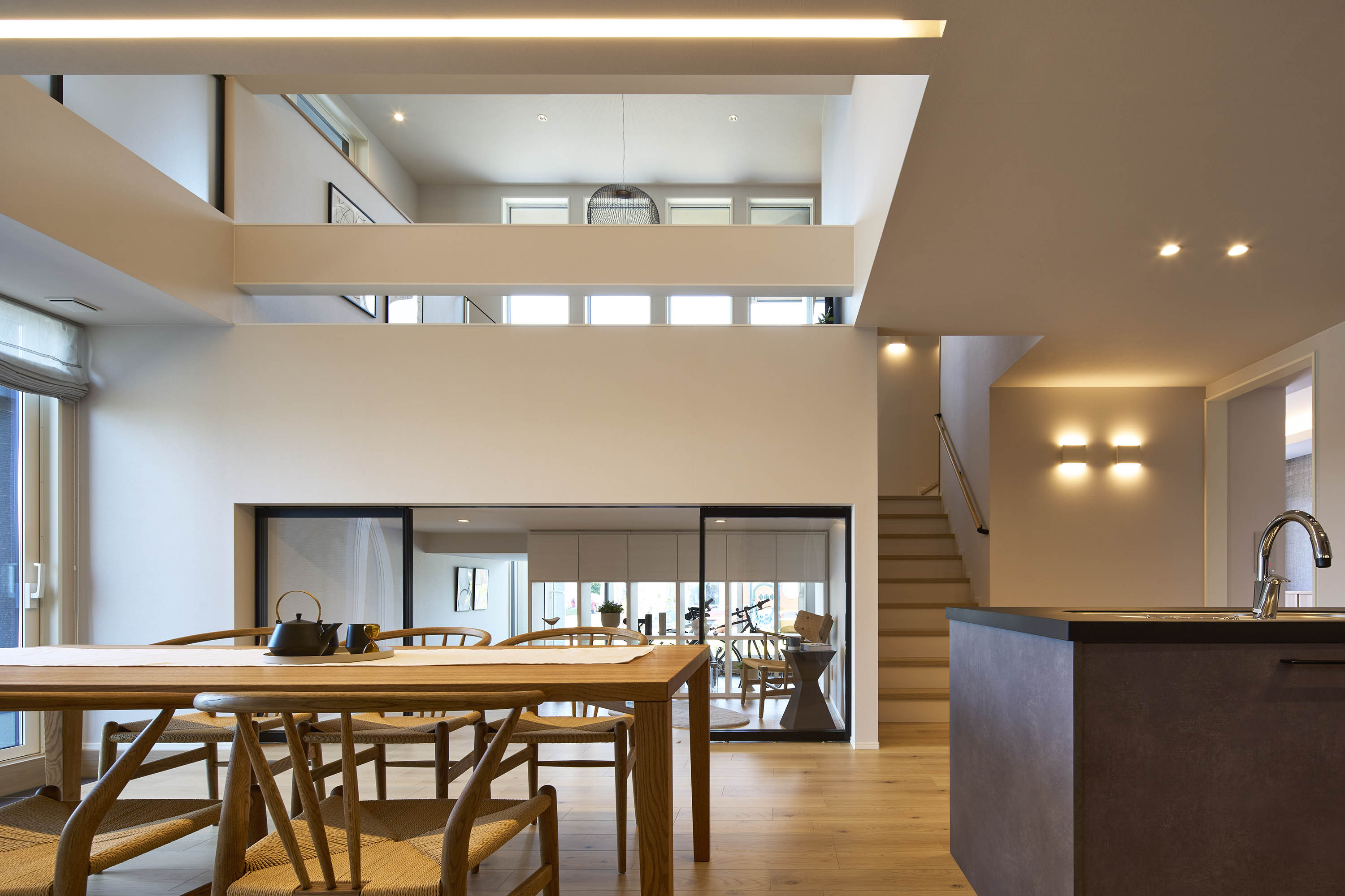 吹き抜けを通して繋がるダイニングとスキップリビング