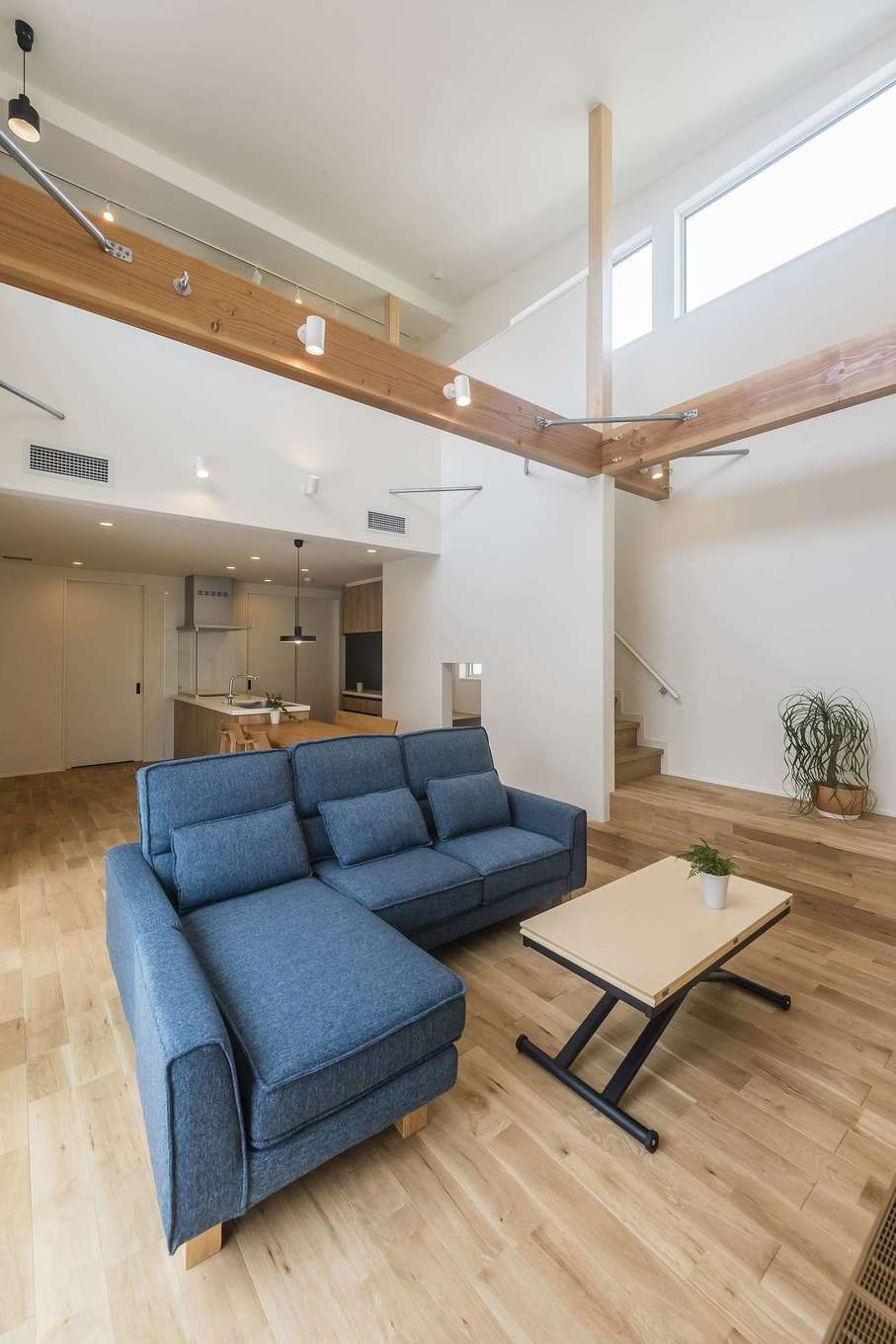 イデキョウホーム【デザイン住宅、省エネ、間取り】大きな吹き抜けが2階ホールまで繋がる開放感たっぷりのリビング。大空間にも関わらず、温度ムラもなく快適なのは「全館空調システム」搭載だから。24時間365日、風呂場やトイレまで家中の室温を20℃台にキープ