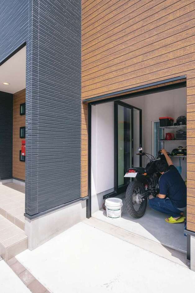 玄関からも出入りできるインナーバイクガレージ