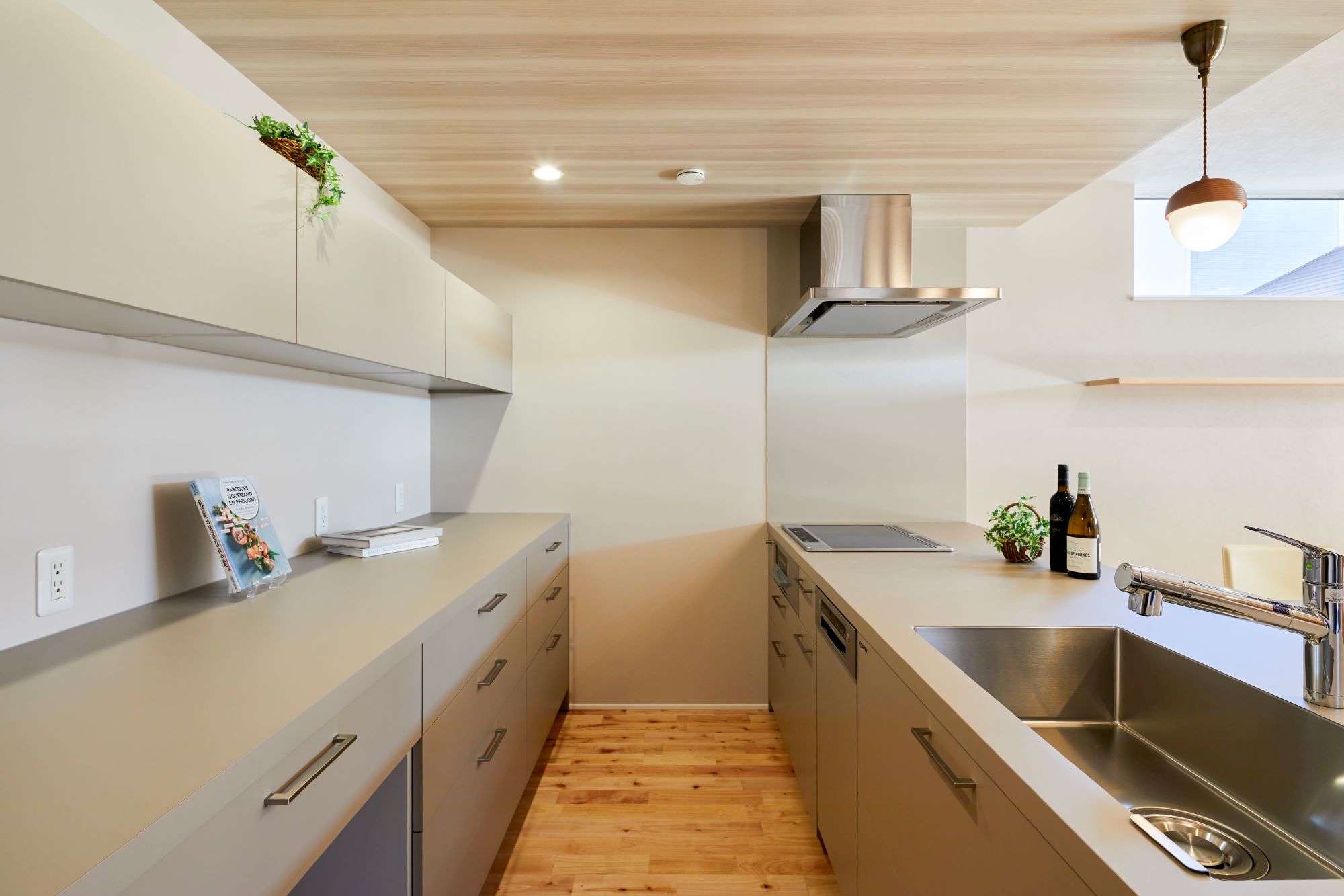 GATE（R+house春日井）｜木の温もりを感じるモダンなキッチン。広々としたカウンタースペースには収納も豊富で、機能性とデザイン性が調和している。